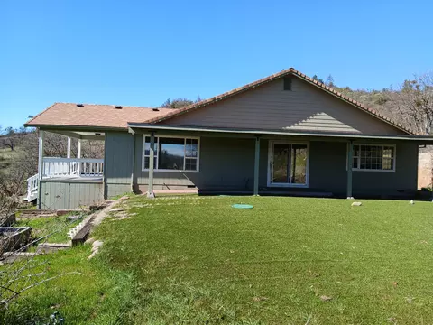 Exterior - 1360 W Linn Rd, Eagle Point, OR 97524 photo 3 of 9