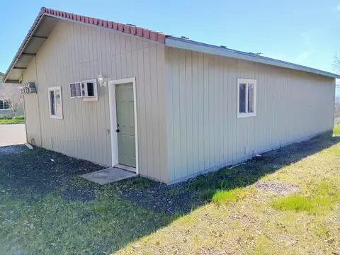 Exterior - 1360 W Linn Rd, Eagle Point, OR 97524 photo 9 of 9