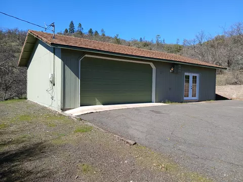 Exterior - 1360 W Linn Rd, Eagle Point, OR 97524 photo 8 of 9