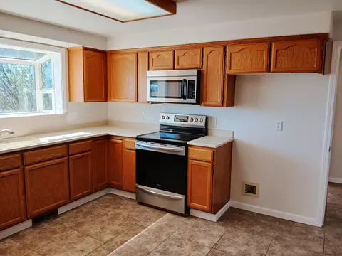 Kitchen - 1360 W Linn Rd, Eagle Point, OR 97524 photo 4 of 4