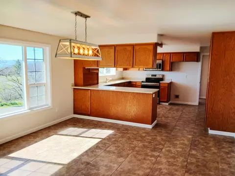 Kitchen - 1360 W Linn Rd, Eagle Point, OR 97524 photo 2 of 4