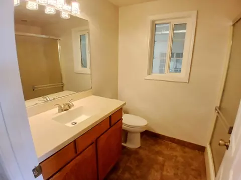 Bath - 1360 W Linn Rd, Eagle Point, OR 97524 photo 2 of 2