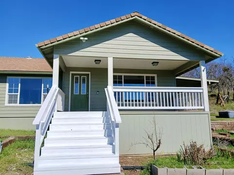 Exterior - 1360 W Linn Rd, Eagle Point, OR 97524 photo 6 of 9