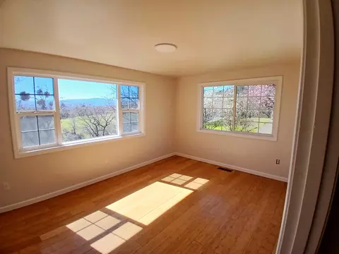 Bedroom - 1360 W Linn Rd, Eagle Point, OR 97524 photo 1 of 4