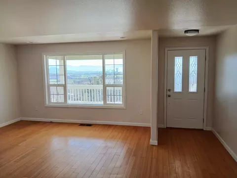 Living - 1360 W Linn Rd, Eagle Point, OR 97524 photo 2 of 5