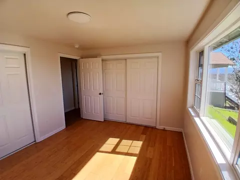 Bedroom - 1360 W Linn Rd, Eagle Point, OR 97524 photo 3 of 4