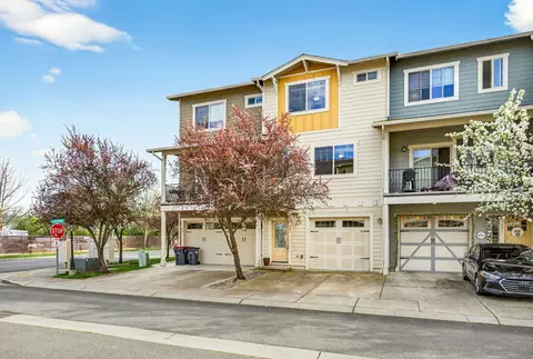 221 Cherry Bark Ln, Medford, OR 97501