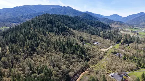 345 Whitaker Ln, Grants Pass, OR 97527 photo 9