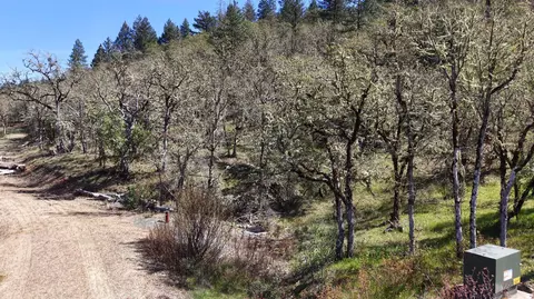 345 Whitaker Ln, Grants Pass, OR 97527