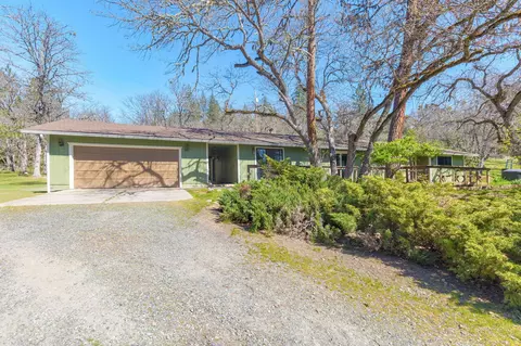 15 Twin Oaks Rd, Jacksonville, OR 97530