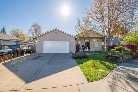 1711 Blue Moon Ln, Grants Pass, OR 97527