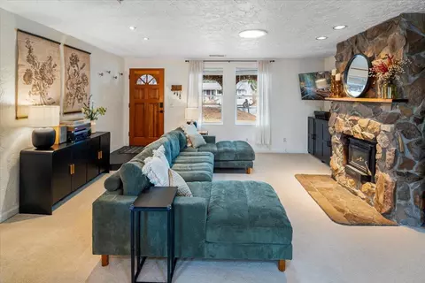 Living - 2154 NE Shepard Rd, Bend, OR 97701 photo 3 of 4