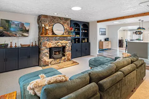 Living - 2154 NE Shepard Rd, Bend, OR 97701 photo 1 of 4