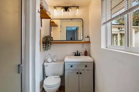 Bath - 2154 NE Shepard Rd, Bend, OR 97701 photo 2 of 5
