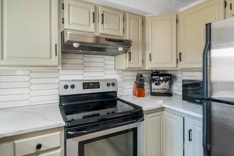 Kitchen - 2154 NE Shepard Rd, Bend, OR 97701 photo 3 of 4