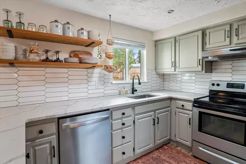 Kitchen - 2154 NE Shepard Rd, Bend, OR 97701 photo 2 of 4