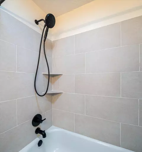 Bath - 2154 NE Shepard Rd, Bend, OR 97701 photo 5 of 5