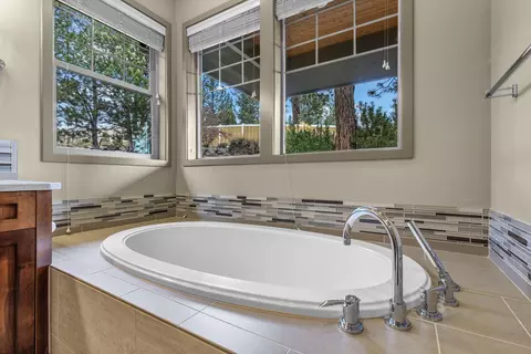 Bath - 2672 NW Brickyard St, Bend, OR 97703 photo 4 of 6