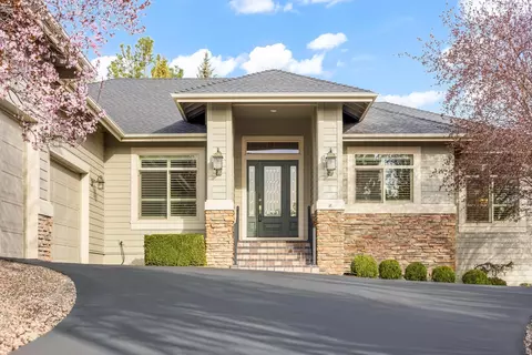 825 Victoria Falls Dr, Redmond, OR 97756