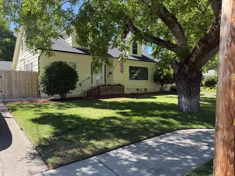 736 NW 3rd St, Grants Pass, OR 97526