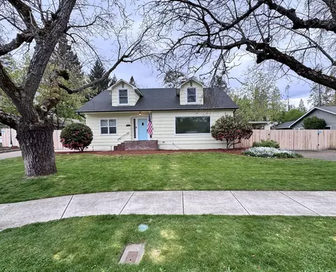 736 NW 3rd St, Grants Pass, OR 97526