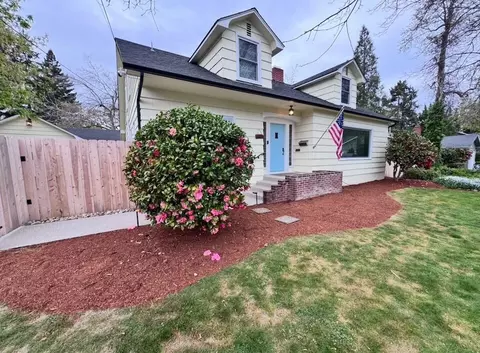736 NW 3rd St, Grants Pass, OR 97526