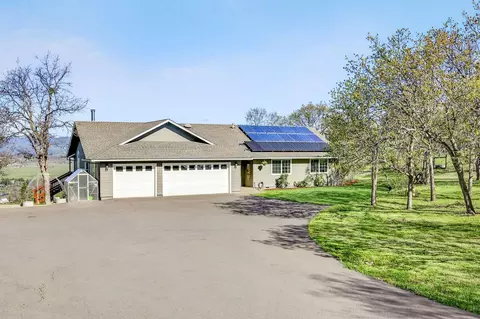 200 Mount Castle Dr, Eagle Point, OR 97524 photo 2