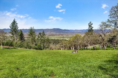 200 Mount Castle Dr, Eagle Point, OR 97524 photo 3