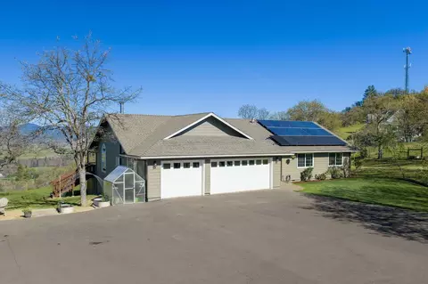 200 Mount Castle Dr, Eagle Point, OR 97524 photo 4