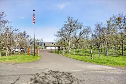 200 Mount Castle Dr, Eagle Point, OR 97524