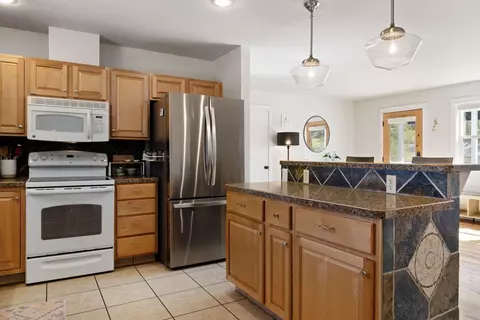 Kitchen - 1304 NE Watson Dr, Bend, OR 97701 photo 3 of 4