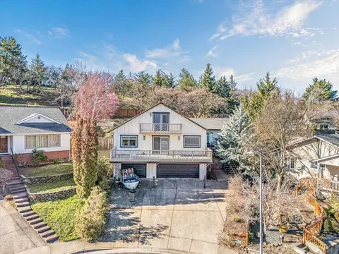 135 Candice Ct, Medford, OR 97504