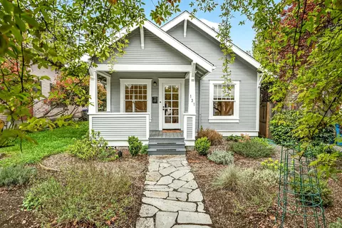 131 4th St, Ashland, OR 97520