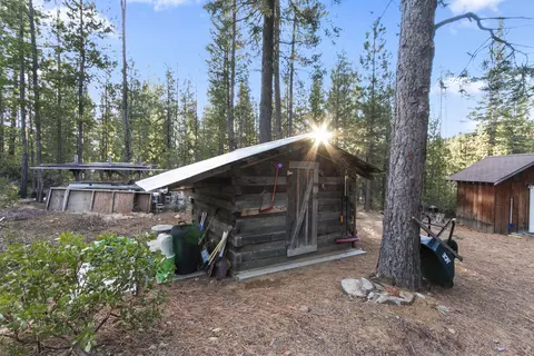 Exterior - 61567 Bearwallow Rd, Bend, OR 97703 photo 6 of 11