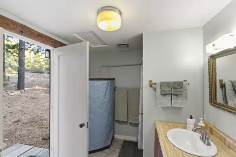 Bath - 61567 Bearwallow Rd, Bend, OR 97703 photo 2 of 2