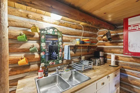 Kitchen - 61567 Bearwallow Rd, Bend, OR 97703 photo 1 of 2