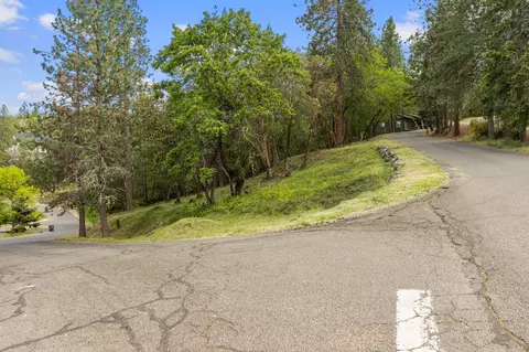 425 Coachman Dr, Jacksonville, OR 97530