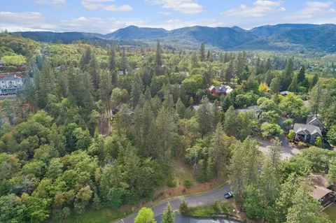 210 Surrey Dr, Jacksonville, OR 97530