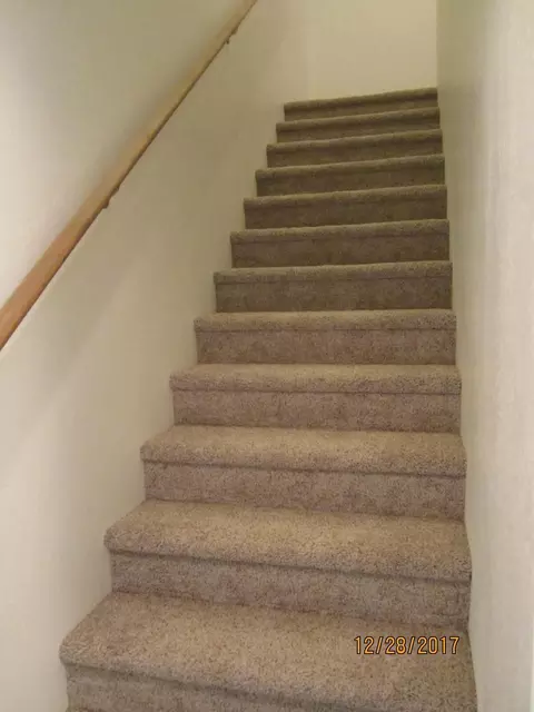 Entry Way - 215 S C St, Phoenix, OR 97535 photo 3 of 5