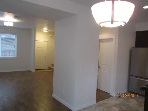 Entry Way - 215 S C St, Phoenix, OR 97535 photo 1 of 5
