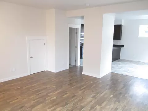 Living - 215 S C St, Phoenix, OR 97535 photo 2 of 4
