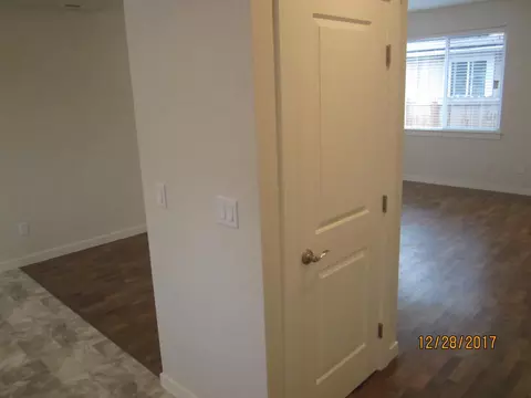 Entry Way - 215 S C St, Phoenix, OR 97535 photo 2 of 5