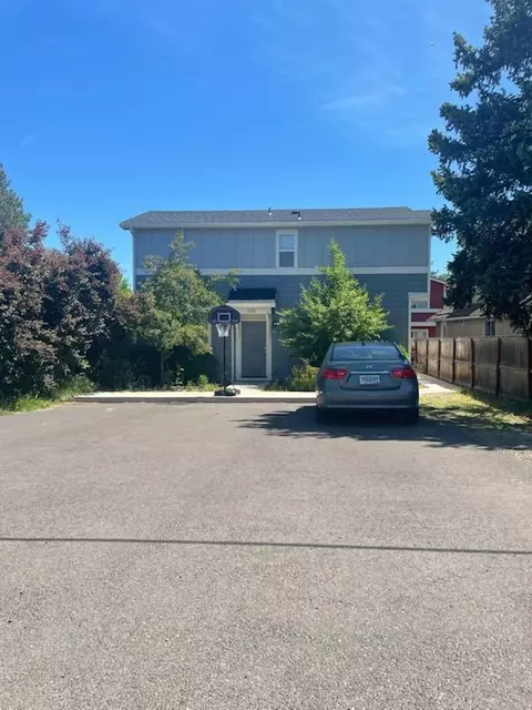 215 S C St, Phoenix, OR 97535