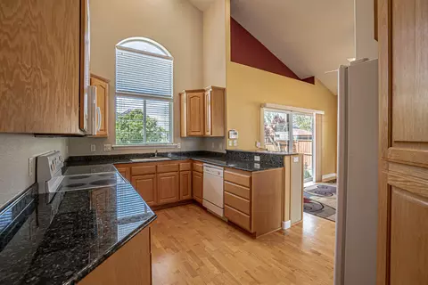Kitchen - 160 Keystone Way, Eagle Point, OR 97524 photo 2 of 3