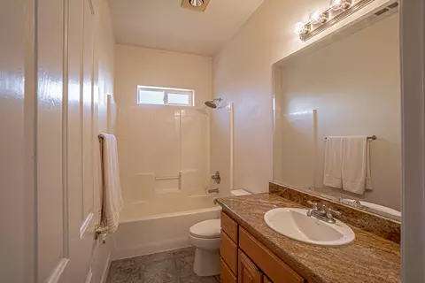 Bath - 160 Keystone Way, Eagle Point, OR 97524 photo 1 of 3
