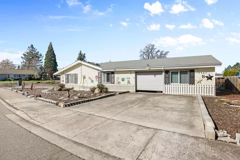 2987 Delta Waters Rd, Medford, OR 97504