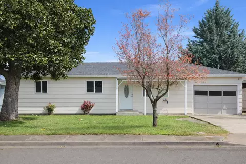 2816 Duell Ave, Medford, OR 97501
