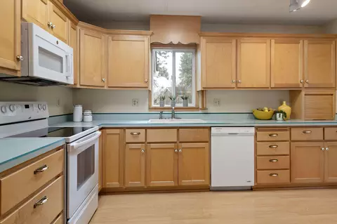 61067 Chuckanut Dr, Bend, OR 97702 photo 11