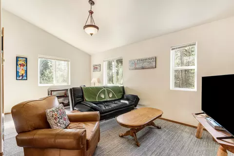 Living - 55150 Jack Pine Way, Bend, OR 97707 photo 4 of 5