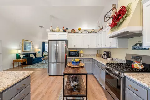 Kitchen - 1515 Panoramic Loop, Grants Pass, OR 97527 photo 3 of 4